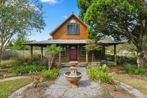 1815 Nicholson Ave, Waveland, MS 39576