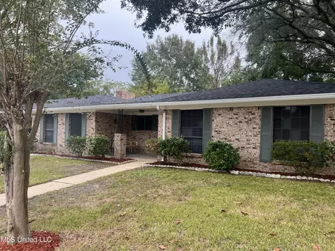1232 Londonderry Ln, Ocean Springs, MS 39564