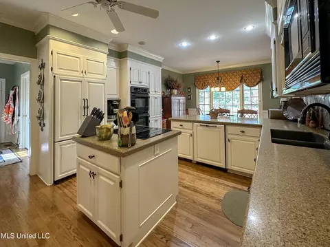 Kitchen - 4 White Oak Pl, Clinton, MS 39056 photo 2 of 2