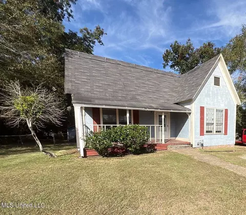 1136 N 13th Ave, Laurel, MS 39440