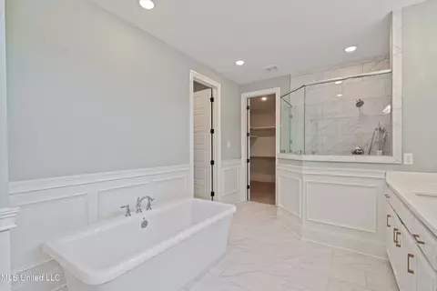 Bath - 4490 Diamond Dr, Olive Branch, MS 38654 photo 4 of 7