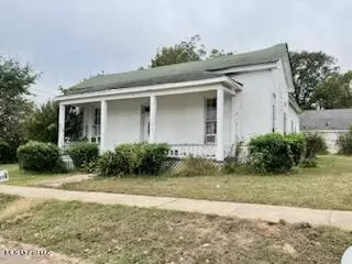 132 Center St, Senatobia, MS 38668