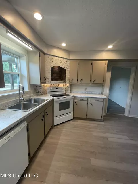Kitchen - 10011 Road 505, Union, MS 39365 photo 1 of 5