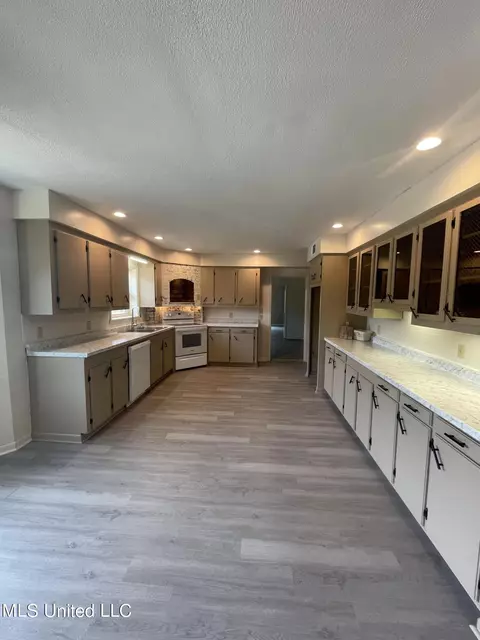 Kitchen - 10011 Road 505, Union, MS 39365 photo 3 of 5