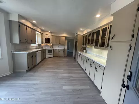 Kitchen - 10011 Road 505, Union, MS 39365 photo 4 of 5