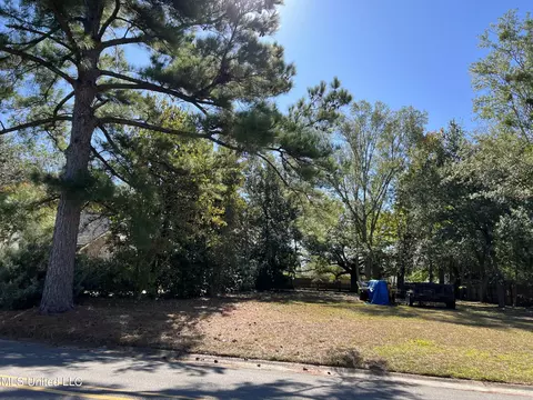 2446 Sunkist Country Club Rd, Biloxi, MS 39532