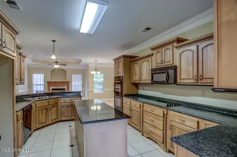 Kitchen - 1133 Greers Landing Dr, Hernando, MS 38632 photo 3 of 5