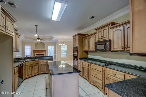 Kitchen - 1133 Greers Landing Dr, Hernando, MS 38632 photo 4 of 5
