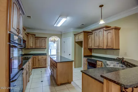 Kitchen - 1133 Greers Landing Dr, Hernando, MS 38632 photo 2 of 5