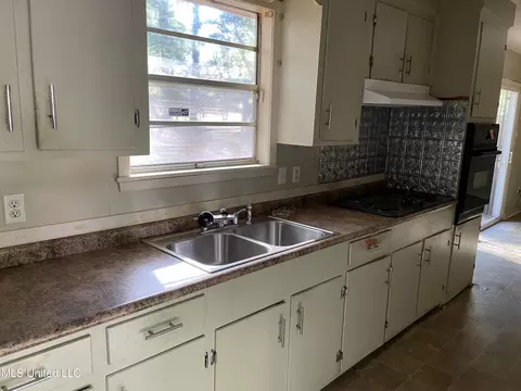 3065 Suncrest Dr, Jackson, MS 39212 photo 2