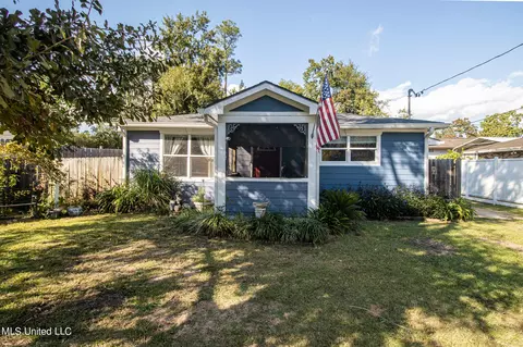 400 Wainwright St, Waveland, MS 39576