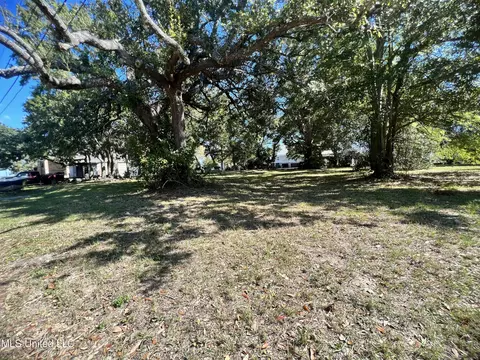 386 Maple St, Biloxi, MS 39530 photo 1