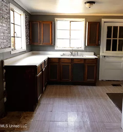 825 Combs St, Jackson, MS 39204 photo 2
