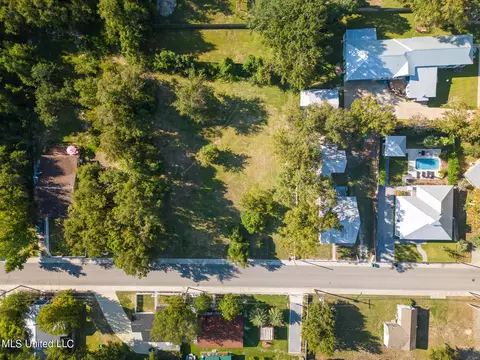 256 Washington St, Bay Saint Louis, MS 39520
