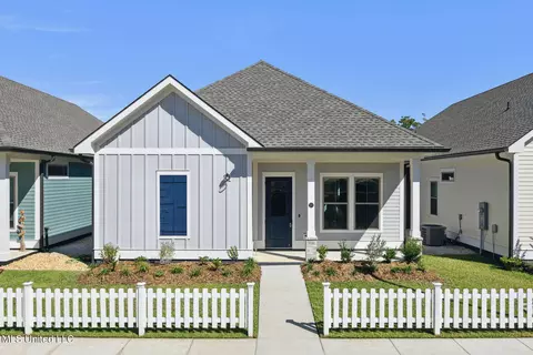 527 Dunbar Ct, Bay Saint Louis, MS 39520