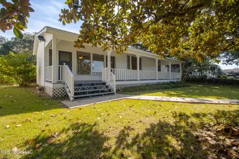 5112 River Rd, Pascagoula, MS 39567