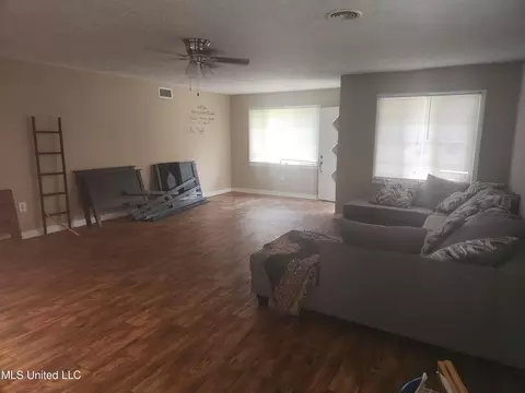 322 Colonial Dr, Jackson, MS 39204 photo 3