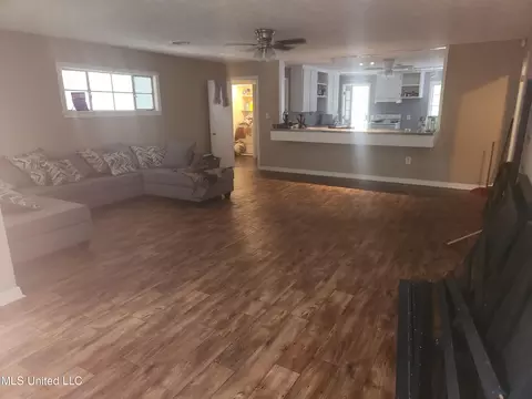 322 Colonial Dr, Jackson, MS 39204 photo 2