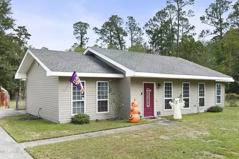 814 Saint Joseph St, Waveland, MS 39576