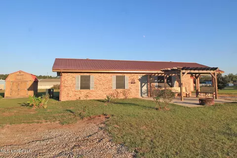 119 Holmes Dr, Lucedale, MS 39452 photo 2