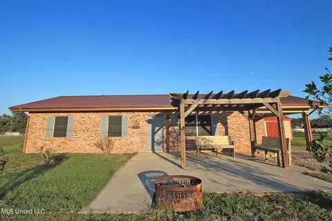 119 Holmes Dr, Lucedale, MS 39452