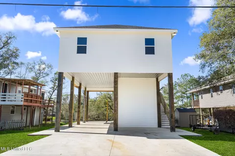 4079 Robin St, Bay Saint Louis, MS 39520