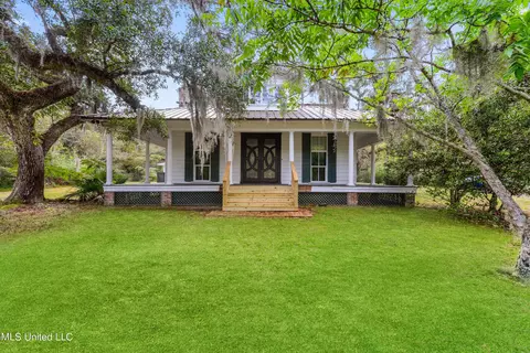 2159 Washington St, Bay Saint Louis, MS 39520