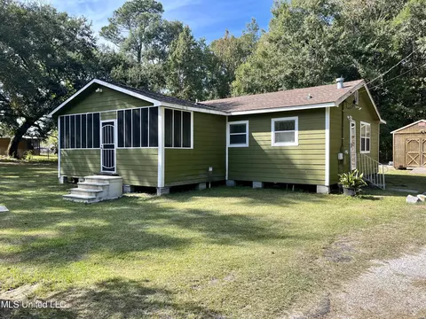 5324 James St, Moss Point, MS 39563