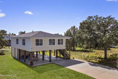 211 Bayview St, Pass Christian, MS 39571