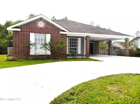 227 Dogwood St, Waveland, MS 39576