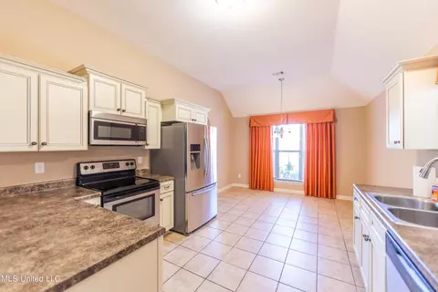 8707 Nuthatch Ln, Olive Branch, MS 38654 photo 2