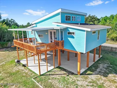 201 Walthall St, Pass Christian, MS 39571