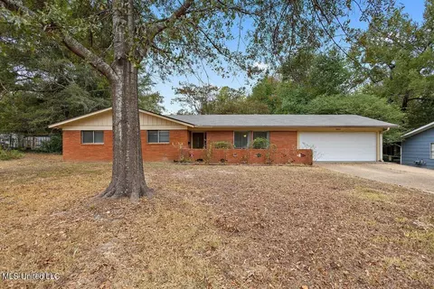 5825 Orchard View Dr, Jackson, MS 39211