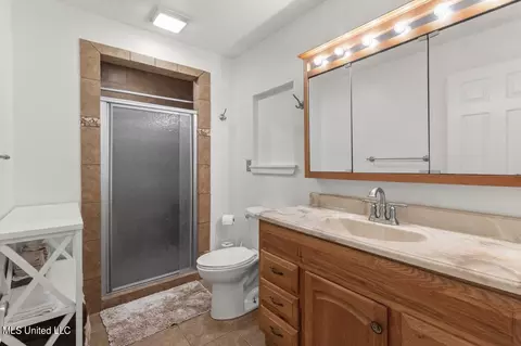 Bath - 4353 Melvin Rd, Biloxi, MS 39532 photo 2 of 3