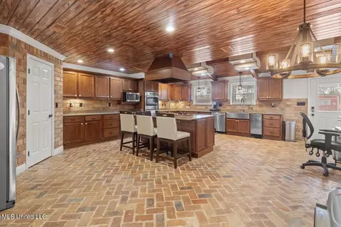 Kitchen - 4353 Melvin Rd, Biloxi, MS 39532 photo 3 of 4