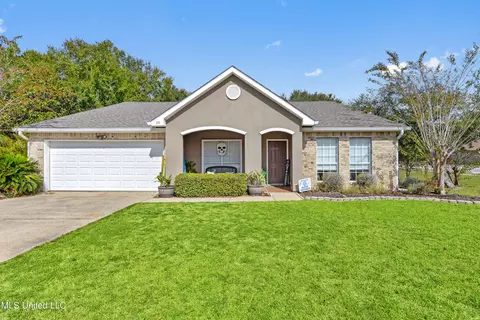 59 Lakeview Dr, Ocean Springs, MS 39564