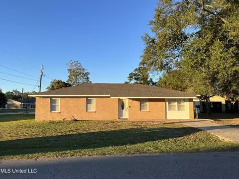 701 Sunset Dr, Bay Saint Louis, MS 39520