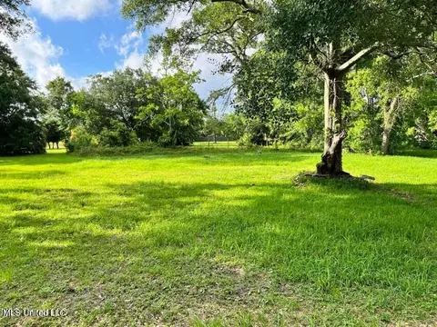 2105 Chickasaw Ave, Pascagoula, MS 39567