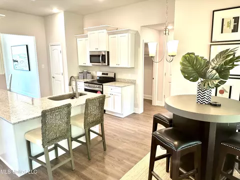 Living - 13936 Ruby Ln, Biloxi, MS 39532 photo 12 of 15