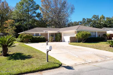 1403 Cornwall Dr, Ocean Springs, MS 39564