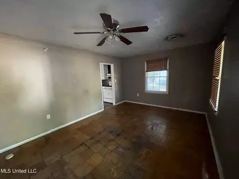 3260 Woodview Dr, Jackson, MS 39212 photo 2