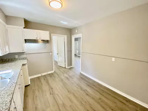 1075 Combs St, Jackson, MS 39204 photo 5