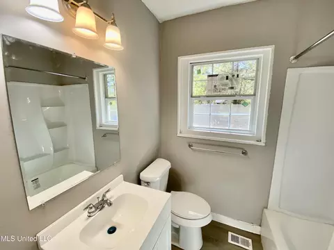 1075 Combs St, Jackson, MS 39204 photo 7