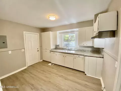 1075 Combs St, Jackson, MS 39204 photo 4