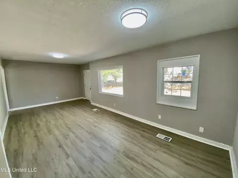 1075 Combs St, Jackson, MS 39204 photo 3