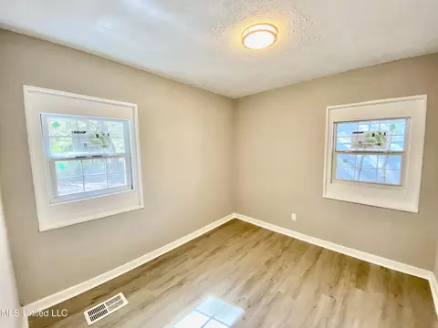 1075 Combs St, Jackson, MS 39204 photo 8