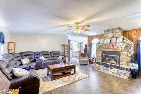 48 Barton Rd, Wiggins, MS 39577 photo 4
