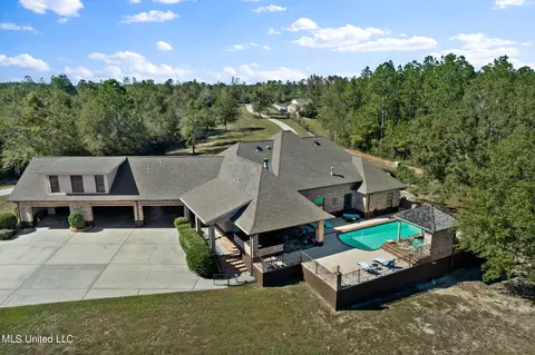 19452 E Riverline Dr, Saucier, MS 39574