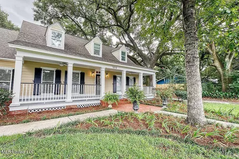 1212 Sunset Dr, Ocean Springs, MS 39564