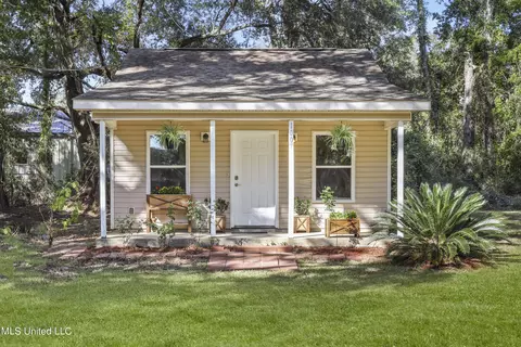 1007 Chaney St, Ocean Springs, MS 39564